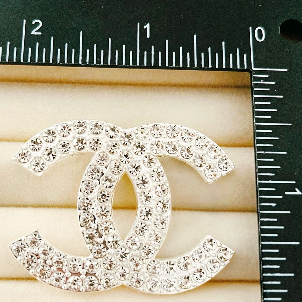 Sparkling Crystal Initial Letter Logo Brooch Pin Silver Tone Rhinestone
Jewelry